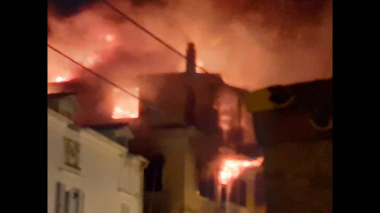 Κόλαση στην Κέρκυρα: Μάχη για τη ζωή του δίνει ο άνδρας που απεγκλωβίστηκε από την φλεγόμενη μονοκατοικία-Βίντεο